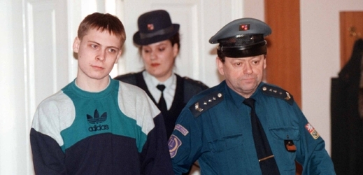 Devatenáctiletý vrah Petr Zborník u Městského soudu v Praze.