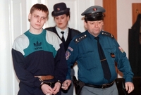 Devatenáctiletý vrah Petr Zborník u Městského soudu v Praze.