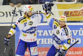 Hokejisté Komety Brno Jakub Svoboda (vlevo) a Jan Hruška se radují z gólu.