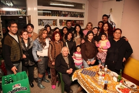 Romská rodina z Bulharska před odjezdem většiny svých členů do Británie (2008).