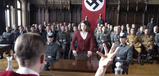 Z filmu o protinacistické skupině Bílá růže (Die weiße Rose). U soudu její členka a mnichovská studentka kritička nacismu Sophie Schollová. Od jejího zatčení k popravě uplynuly pouhé čtyři dny.