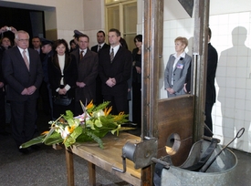 Když byl prezident Václav Klaus (vlevo) ještě ve funkci, uctil v Památníku Pankrác památku obětí nacistické okupace položením kytice na gilotinu v sekyrárně.