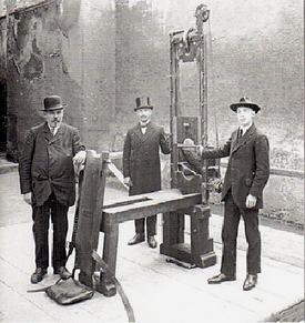 Kat Johann Reichhart (uprostřed) učil Aloise Weiße popravčí řemeslo.