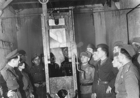 Rudoarmějci si prohlížejí gilotionu v berlínském vězení Moabit. Používala se i po válce.