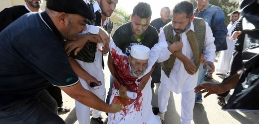 Těžce zraněný muž po palbě příslušníků milic do davu v Tripolisu.