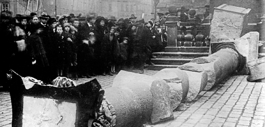 Stržení Mariánského sloupu na Staroměstském náměstí v Praze 3. listopadu 1918.