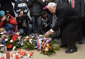 Bývalý prezident Václav Klaus položil na pražské Národní třídě kytici k pamětní desce připomínající události, které vedly k pádu komunistického režimu.