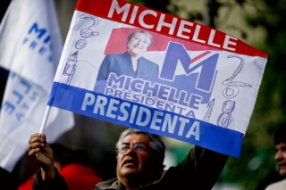 Stoupenec Bacheletové, Santiago, Chile. Bývalá prezidentka je v zemi velmi oblíbená.