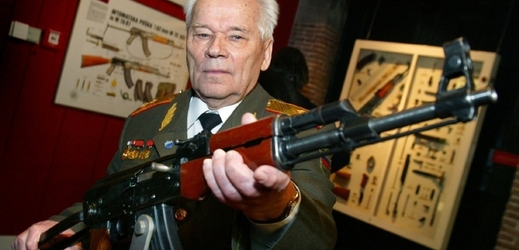 Michail Kalašnikov při otevření muzea zbraní v nizozemském městě Delft.