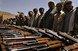 "Kalach" je nejoblíbenější útočná puška na světě. Na snímku odevzdávání kalašnikovů v Afghánistánu.