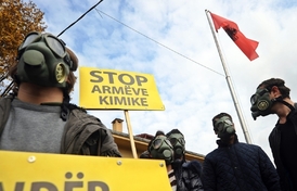 Nejsme smětiště chemických zbraní - prostest Albánců.