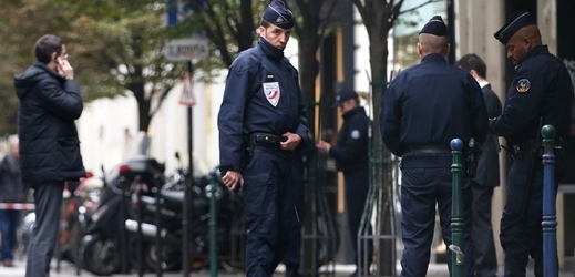Policisté před redakcí listu Libération.