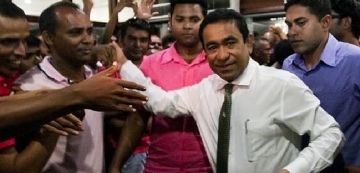 Nový maledivský prezident Abdall Jamín Abdal Gajún (bílá košile).