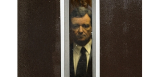 Hlavní cenu získal reportér ČTK Michal Kamaryt za snímek bývalého poslance a hejtmana Davida Ratha ve výtahu.