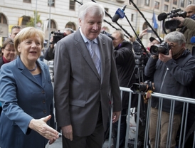 Kancléřka Merkelová (CDU) a šéf CSU Seehofer přicházejí v Mnichově na jednání s SPD.