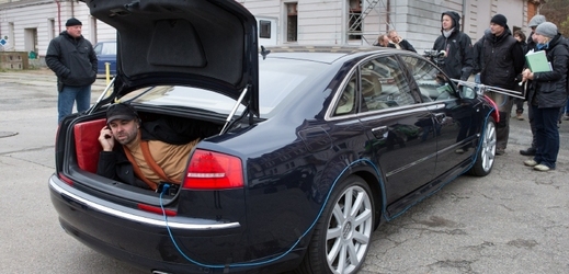 Režisér Dan Svátek v kufru automobilu při natáčení snímku Reportéři a ti druzí.