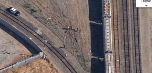 Snímek z Google Maps, na kterém lze vidět tělo mrtvého chlapce. 