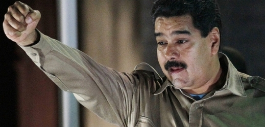 Nicolás Maduro třímá v ruce dokument opravňující ho k vydávání dekretů.