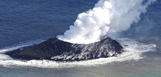 Čerstvý přírůstek, zrozený v dýmu a popelu sopečné erupce.