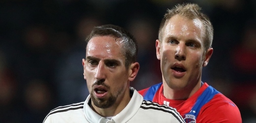 Franck Ribéry (vlevo) bude chybět v Bayernu ve šlágru proti Borussii Dortmund.