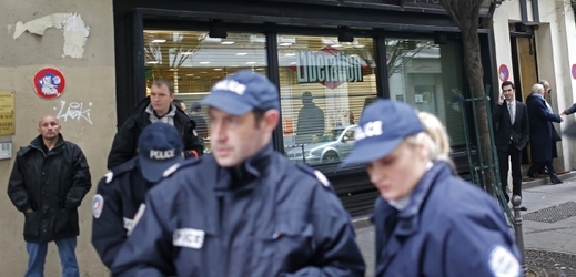 Policejní hlídka ořed redakcí Libération.