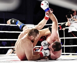 Z ruského šampionátu MMA letos v září ve Vladivostoku.