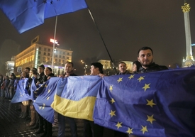 Příznivci asociace s EU demonstrují v centru Kyjeva.
