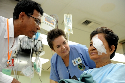 Zdravotníci z Mercy vyjíždějí pravidelně léčit nemocné na východě Asie.