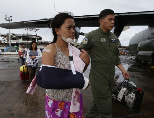 Filipínské letectvo transportuje zraněné z Taclobanu.