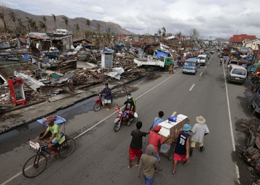 Další pohřeb. Příbuzní převážejí v Taclobanu rakev své blízké.