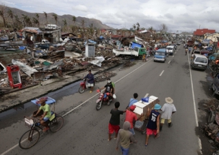 Další pohřeb. Příbuzní převážejí v Taclobanu rakev své blízké.