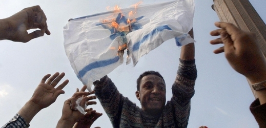 Oblíbené pálení izraelské vlajky. Protest v Káhiře roku 2012.