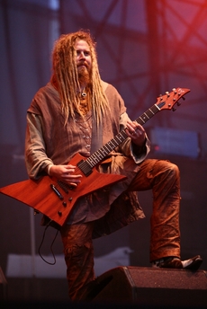 Zpěvák skupiny Korpiklaani na festivalu Masters of Rock 2009.