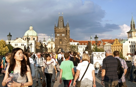 Zahraniční turisty často provázejí Prahou nekvalitní průvodci (ilustrační foto).
