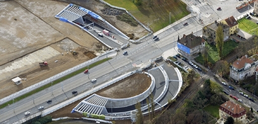 Letecký snímek rozestavěného tunelu Blanka ze 7. listopadu 2013.