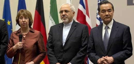 Íránský ministr zahraničí Mohammad Džavád Zaríf (uprostřed) po boku ministryně zahraničí Evropské unie Catheriny Ashtonové.