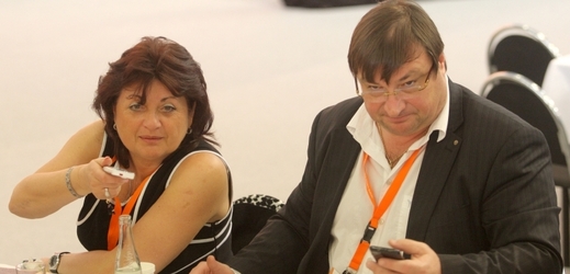 Roman Houska po boku své partnerky, náměstkyně hejtmana Ústeckého kraje Jany Vaňhové, na sjezdu ČSSD v roce 2011.