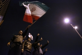 Zrušení části sankcí přijali Íránci s nadšením.