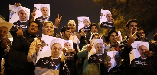 Íránci na letišti drželi portréty prezidenta Hasana Rúháního.