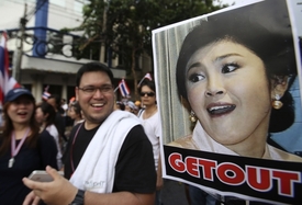 Za premiérku Jinglak Šinavatrovou prý stále vládne její bratr Tchaksin.