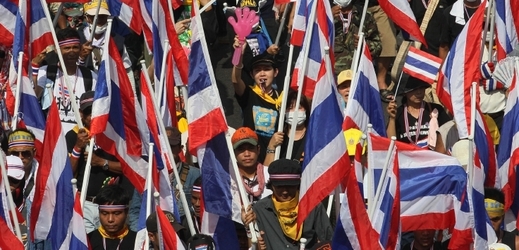 Proti vládě demonstrují v Thajsku desetitisíce lidí.