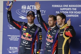 Vztah mezi Webberem (vlevo) a Vettelem (uprostřed) nebyl ideální.