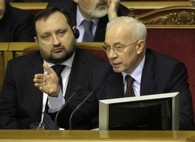 Opozice žádá odstoupení premiéra Mykoly Azarova (vpravo vedle vicepremiéra Sergeje Arbuzova).