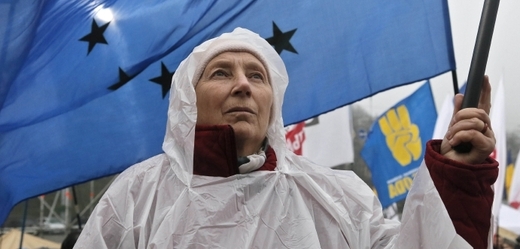 V centru Kyjeva i v dalších městech pokračují demonstrace lidí žádajících přidružení k EU.