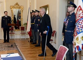 Prezident Miloš Zeman se objevil na veřejnosti poprvé od svého úrazu.