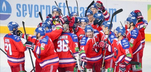 Hokejisté Lva Praha vyhráli v Kontinentální lize na ledě Omsku 3:2 po samostatných nájezdech.