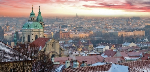 Praha ozdobená sněhovým popraškem má podle CNN velké kouzlo. 