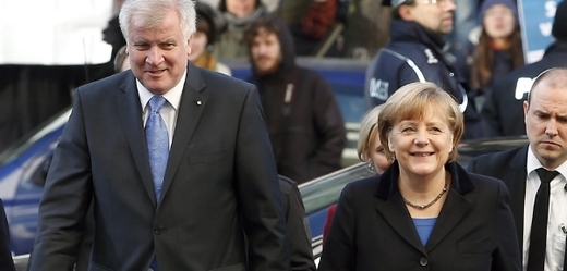 Horst Seehofer a Angela Merkelová opouštějí jednání se sociálními demokraty.
