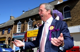Cameron se snaží vzít vítr z plachet UKIP Nigela Farage.