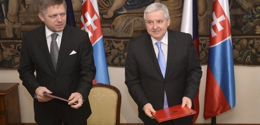 Slovenský premiér Fico (vlevo) a jeho český protějšek Rusnok při setkání v Praze.